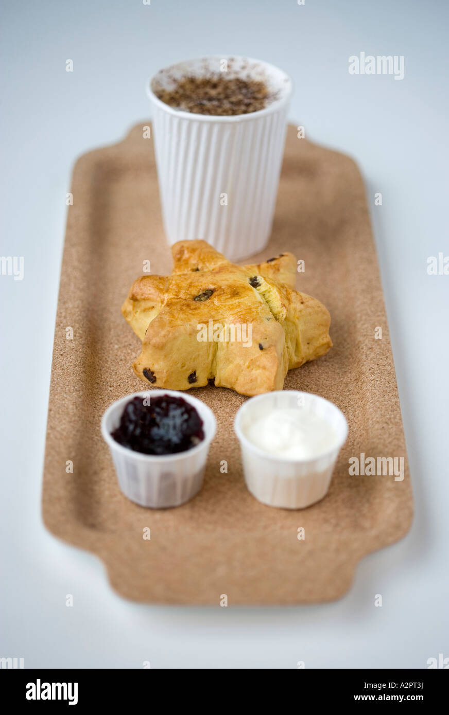 Cappuccino mit Scone auf Tablett Stockfoto