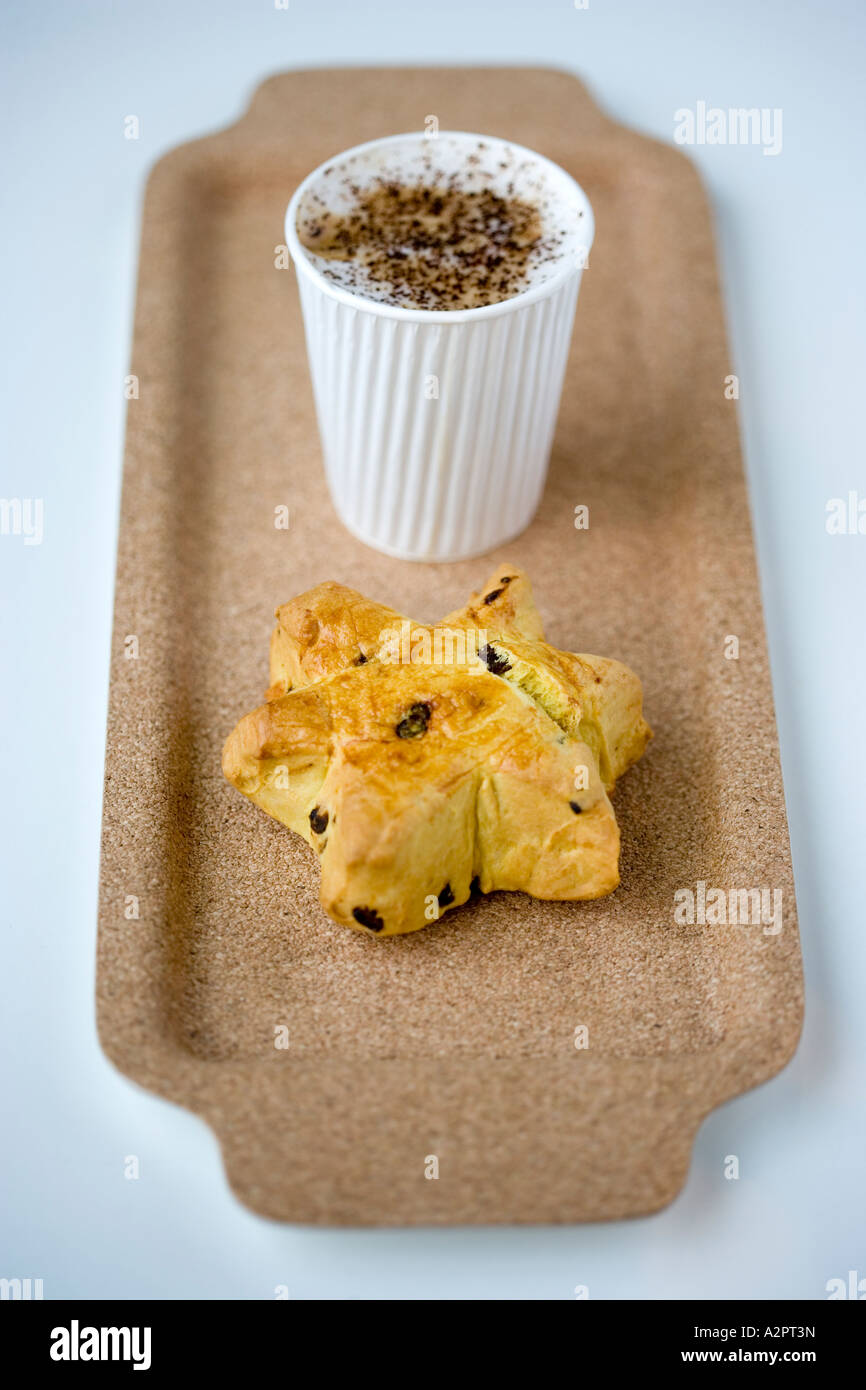 Cappuccino mit Scone auf Tablett Stockfoto
