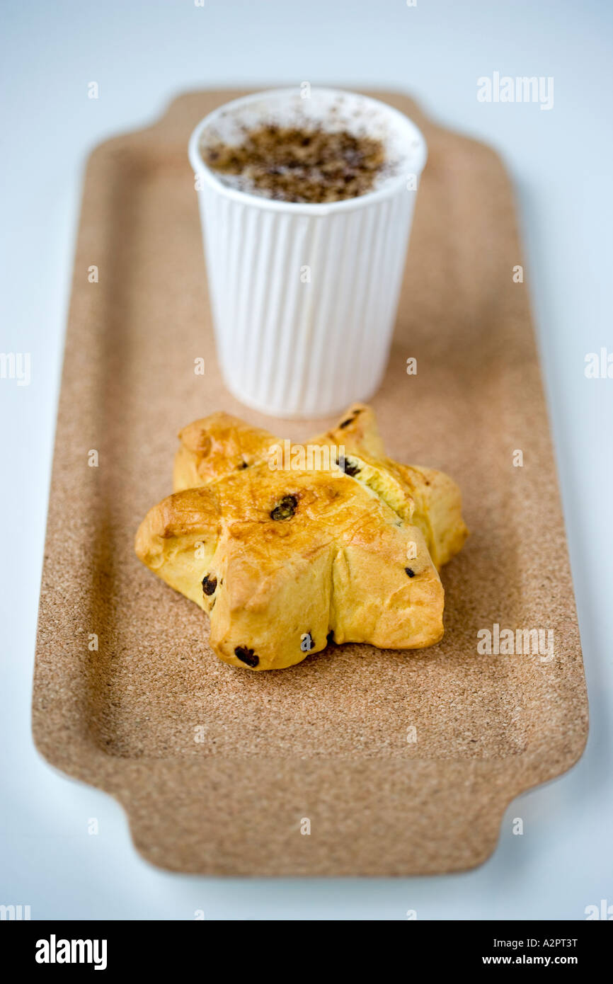 Cappuccino mit Scone auf Tablett Stockfoto