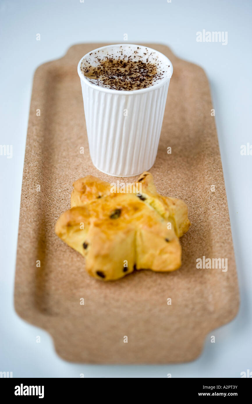 Cappuccino mit Scone auf Tablett Stockfoto