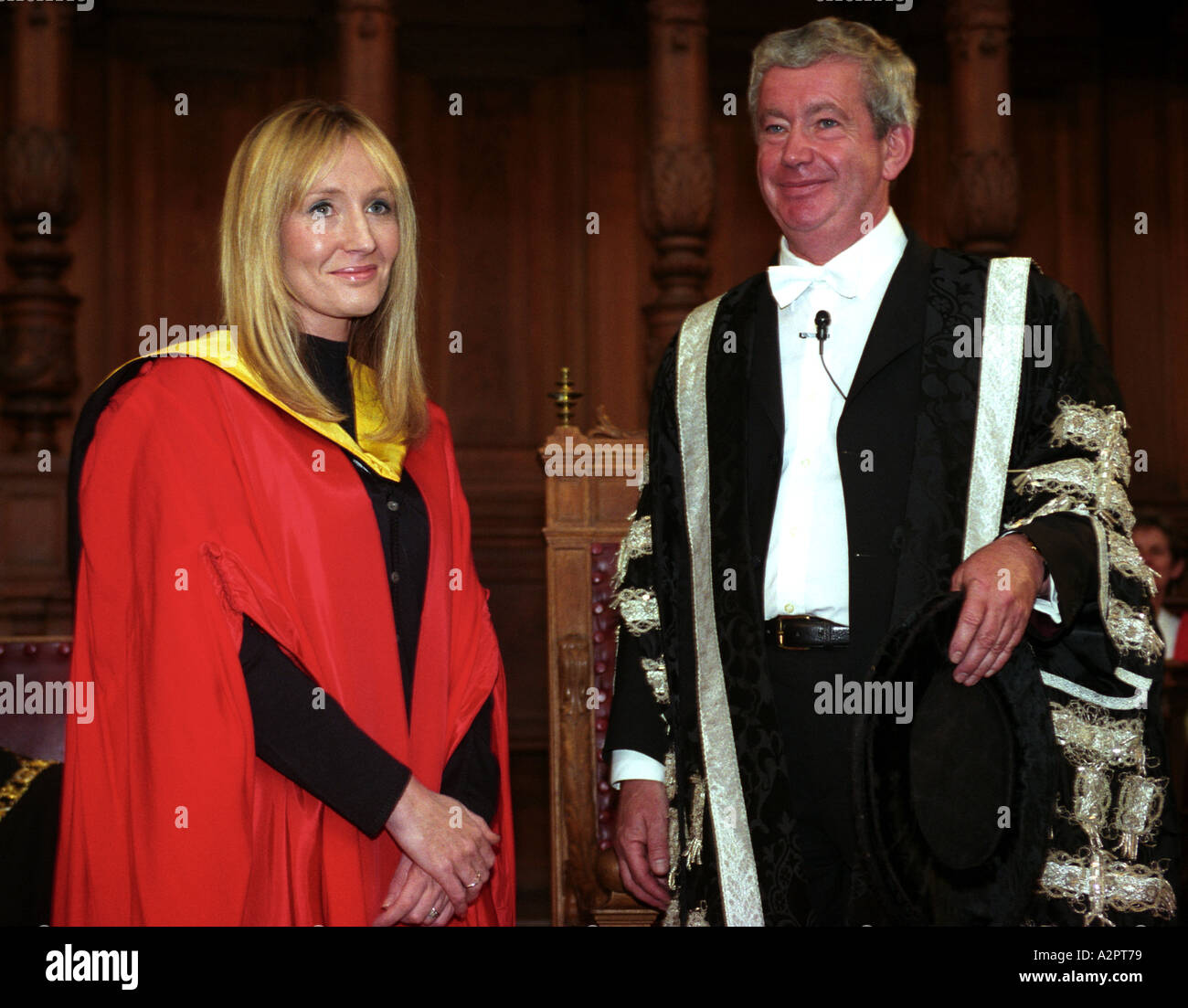 JK Rowling Autorin der Harry-Potter-Bücher empfangen Ehrengrad von Timothy o Shea Rektor der Edinburgh University McE Stockfoto