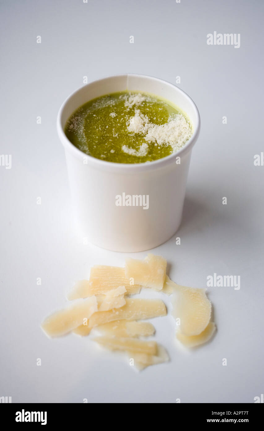 Erbsensuppe mit Parmesan Flocken Stockfoto