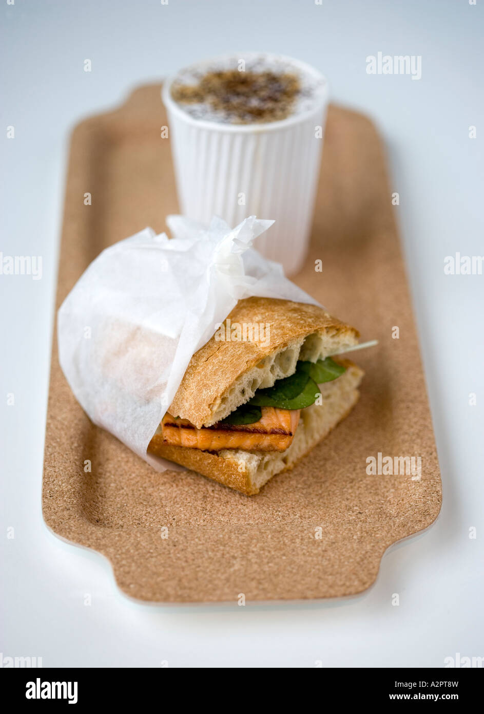 Kaffee und ein Sandwich auf einem Tablett Stockfoto