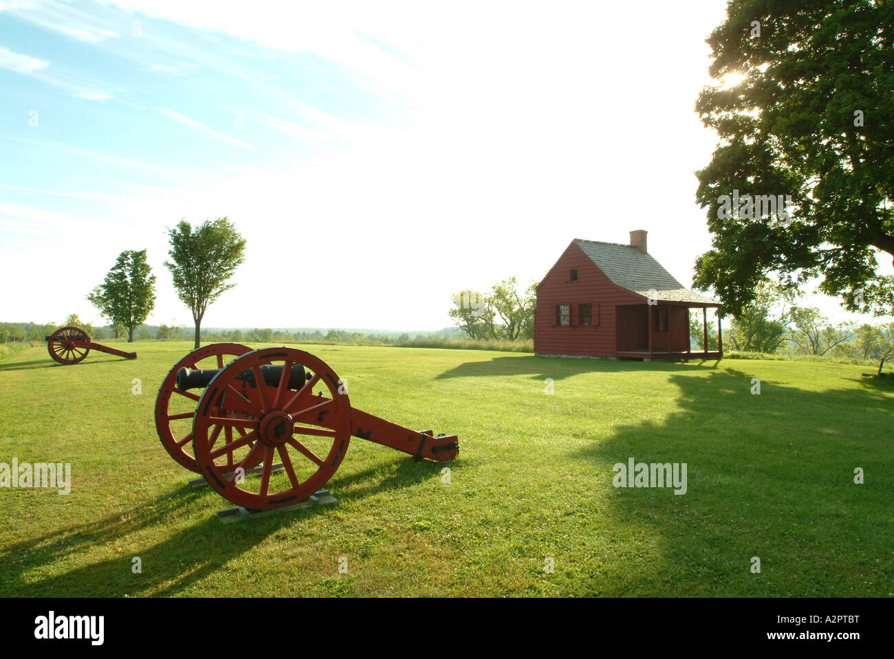 USA New York NY Saratoga - Schlachtfeld von Saratoga - Freeman's Farm und Haus mit Kanonen Stockfoto