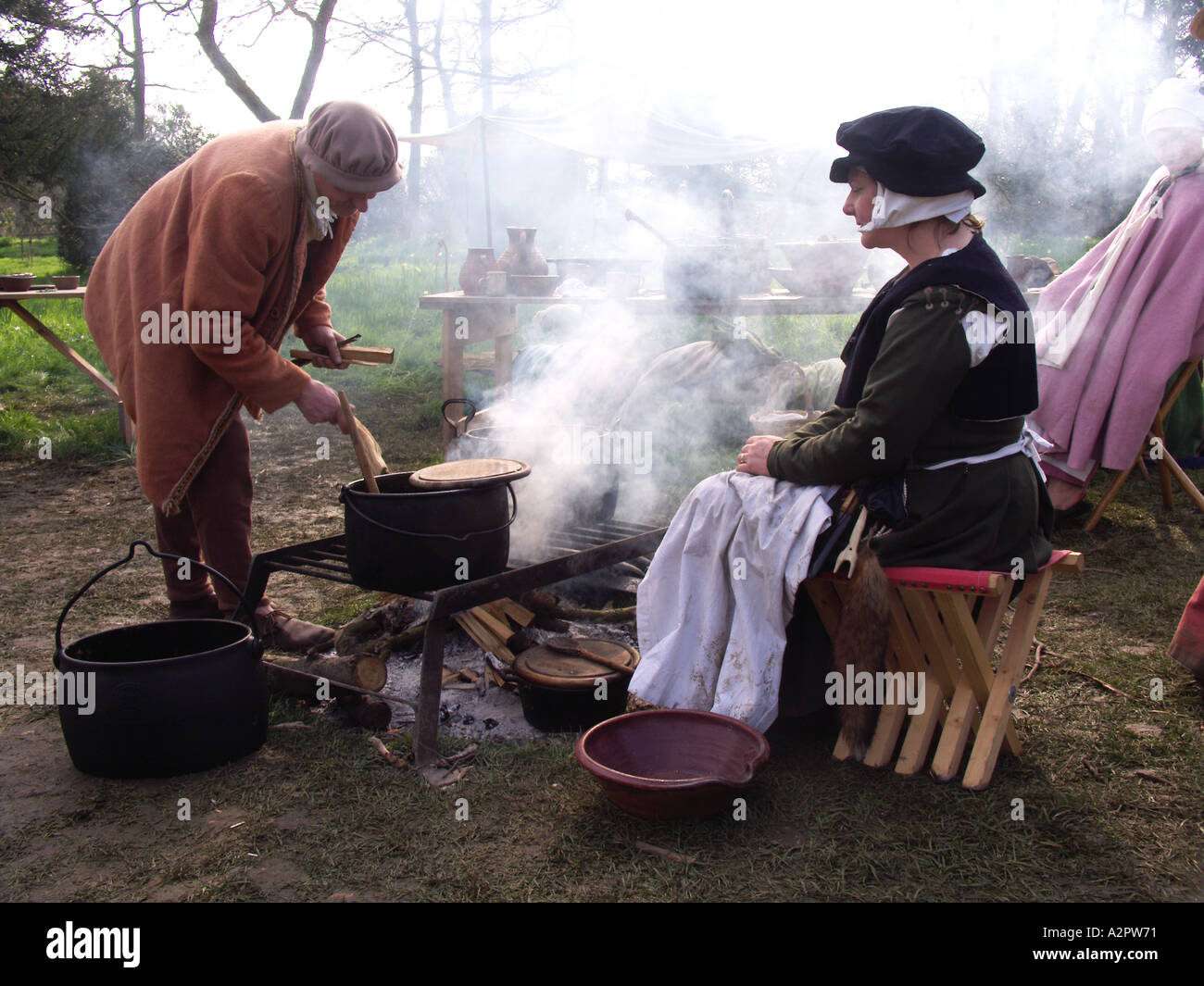 Kochen im freien Kentwell Hall Suffolk England Tudor re Erlass Stockfoto