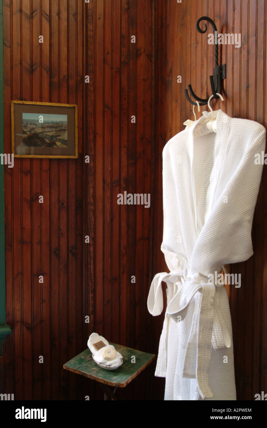 Bademäntel hängen an der Wand eines Badezimmers Gästezimmer in der Nähe einer Klaue Fuß Badewanne Stockfoto