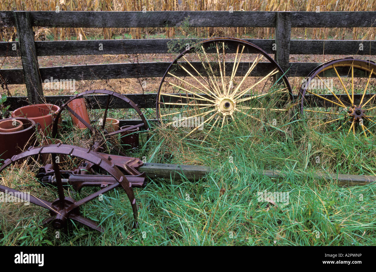 Alte Wagenräder mit Landmaschinen Stockfoto Alte Wagenräder mit Landmaschinen Stockfoto