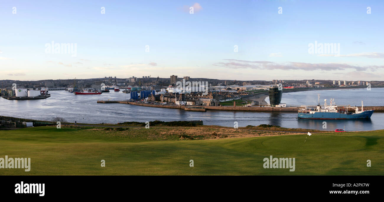 Ein Panorama-Bild von Aberdeen mit Golfplatz und Hafeneinfahrt im Vordergrund Stockfoto