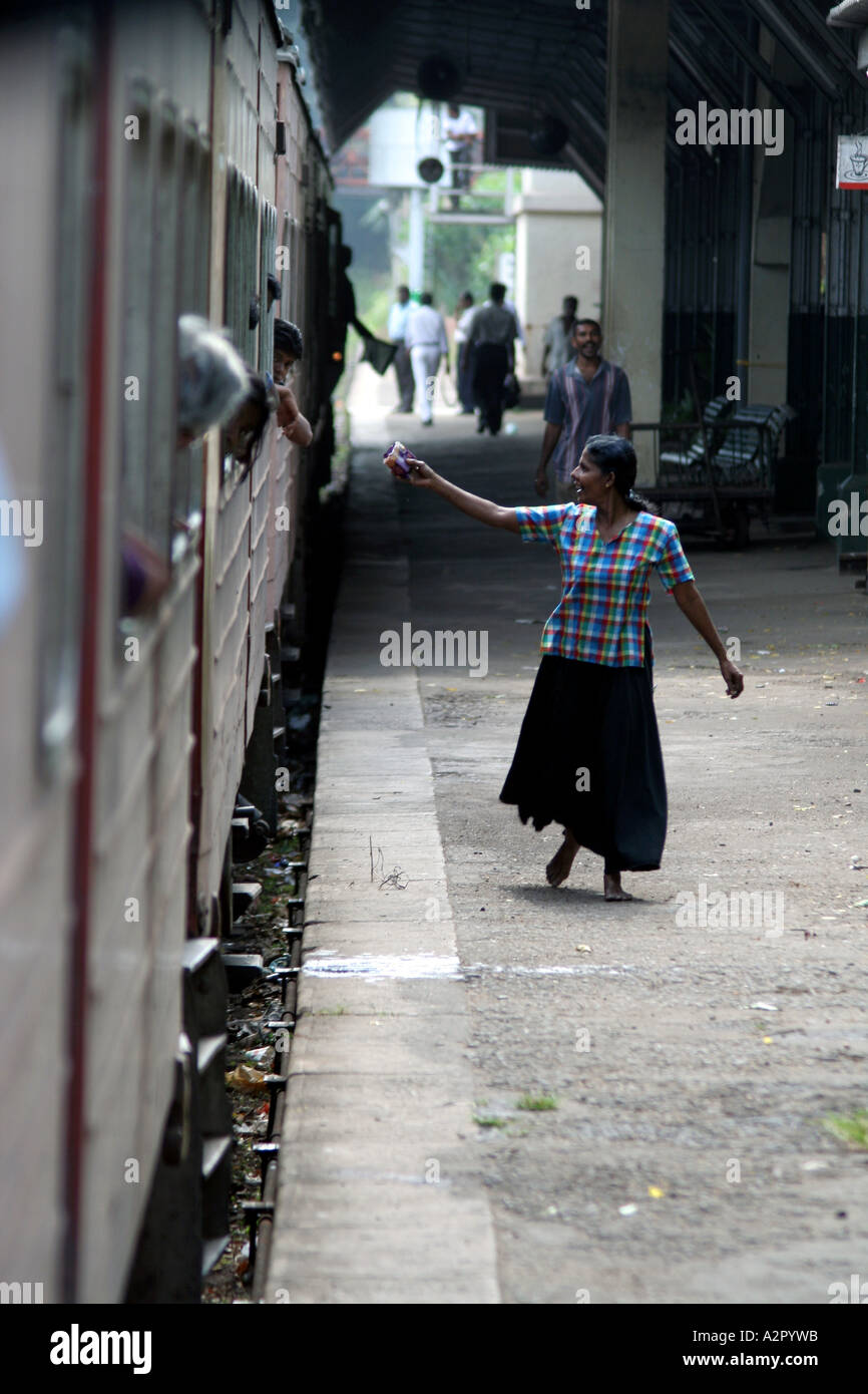 Zug, verlassen Sie den Bahnhof in Kandy, Sri Lanka Stockfoto