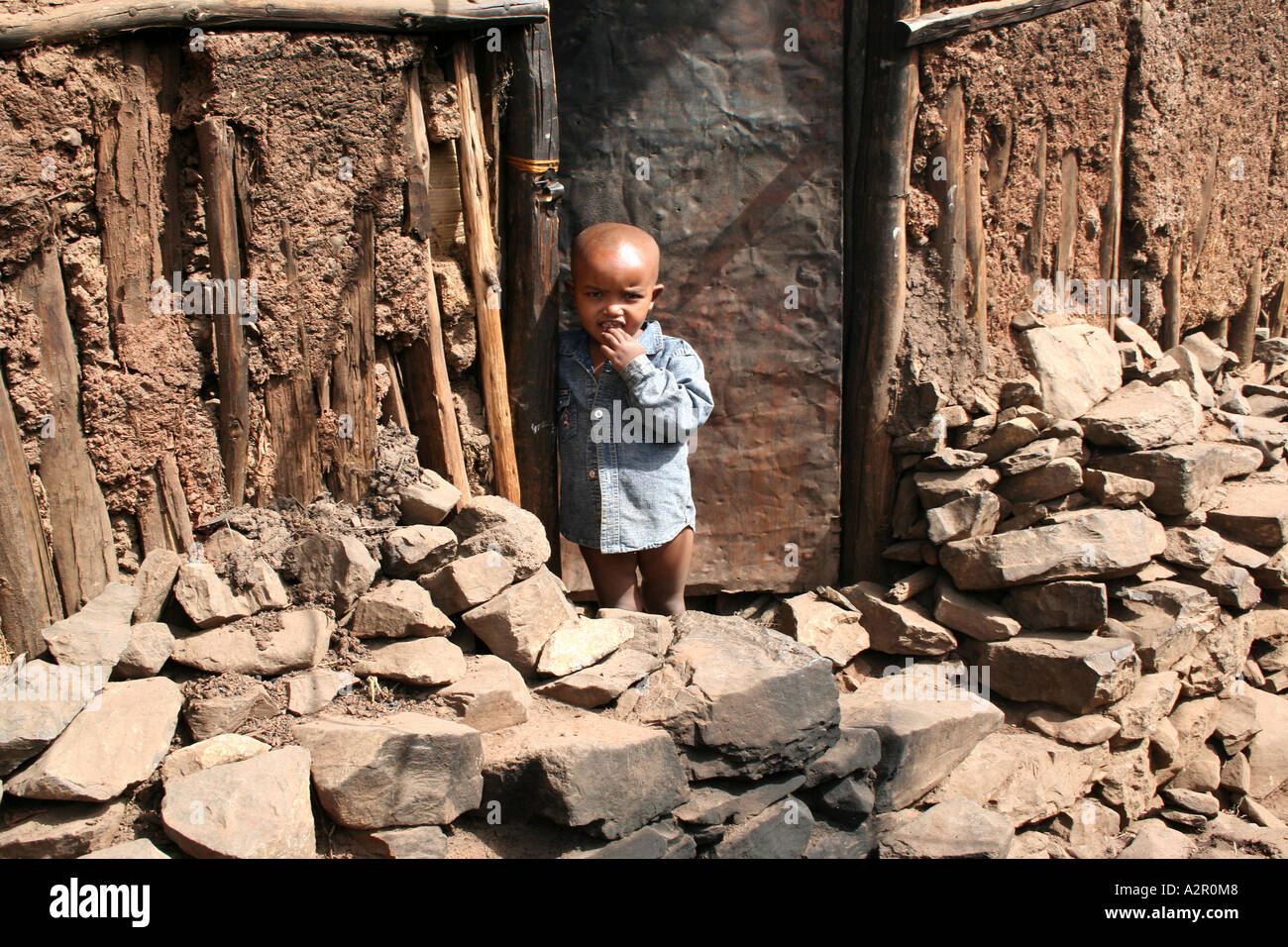 Baby in einen Eingang, Gonder, Äthiopien Stockfoto