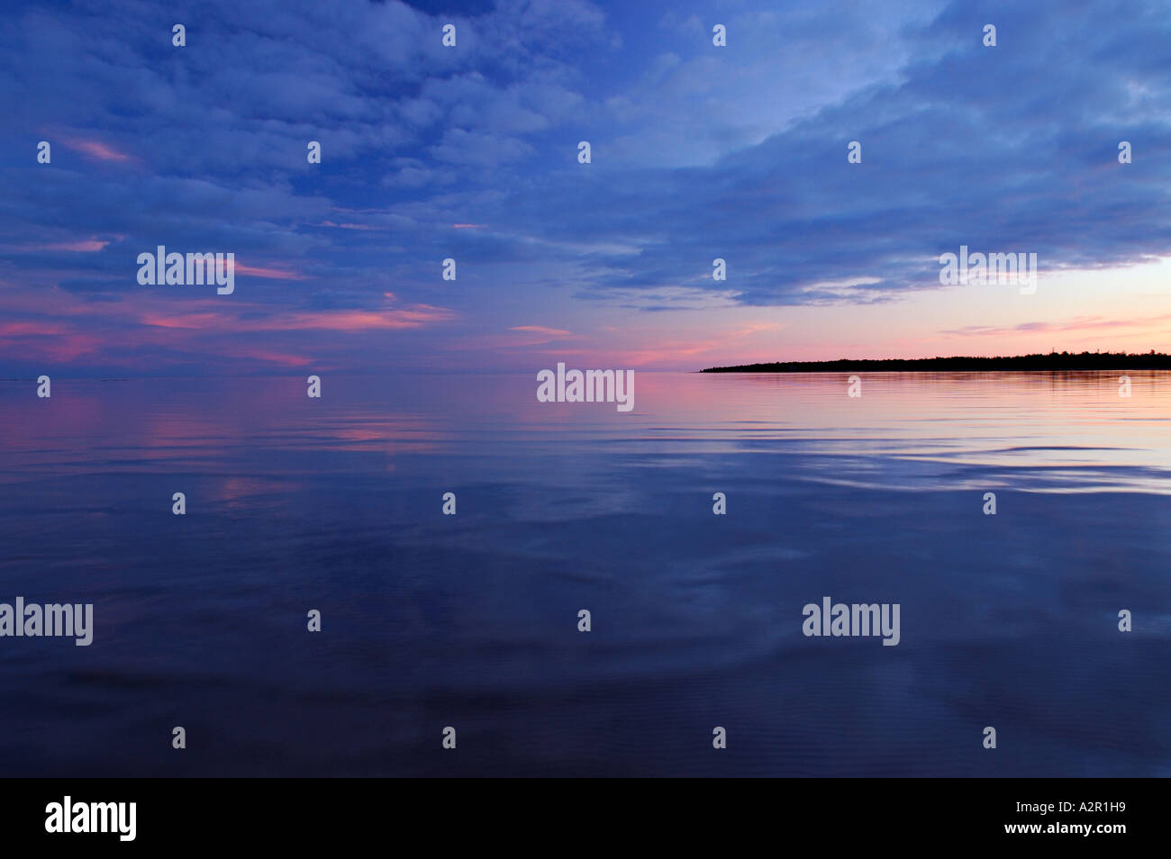 Blaue Sonnenuntergang auf einem ruhigen Lake Huron Singing Sands Provincial Park Bruce Peninsula Ontario Stockfoto