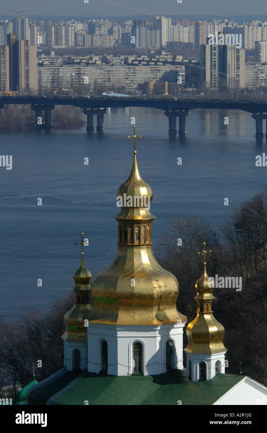 Kiewer Höhlenkloster, auch bekannt als die Kiewer Kloster der Höhlen mit dem Dnepr-Fluss im Hintergrund in Kiew, Ukraine Stockfoto Kiewer Höhlenkloster, auch bekannt als die Kiewer Kloster der Höhlen mit dem Dnepr-Fluss im Hintergrund in Kiew, Ukraine Stockfoto