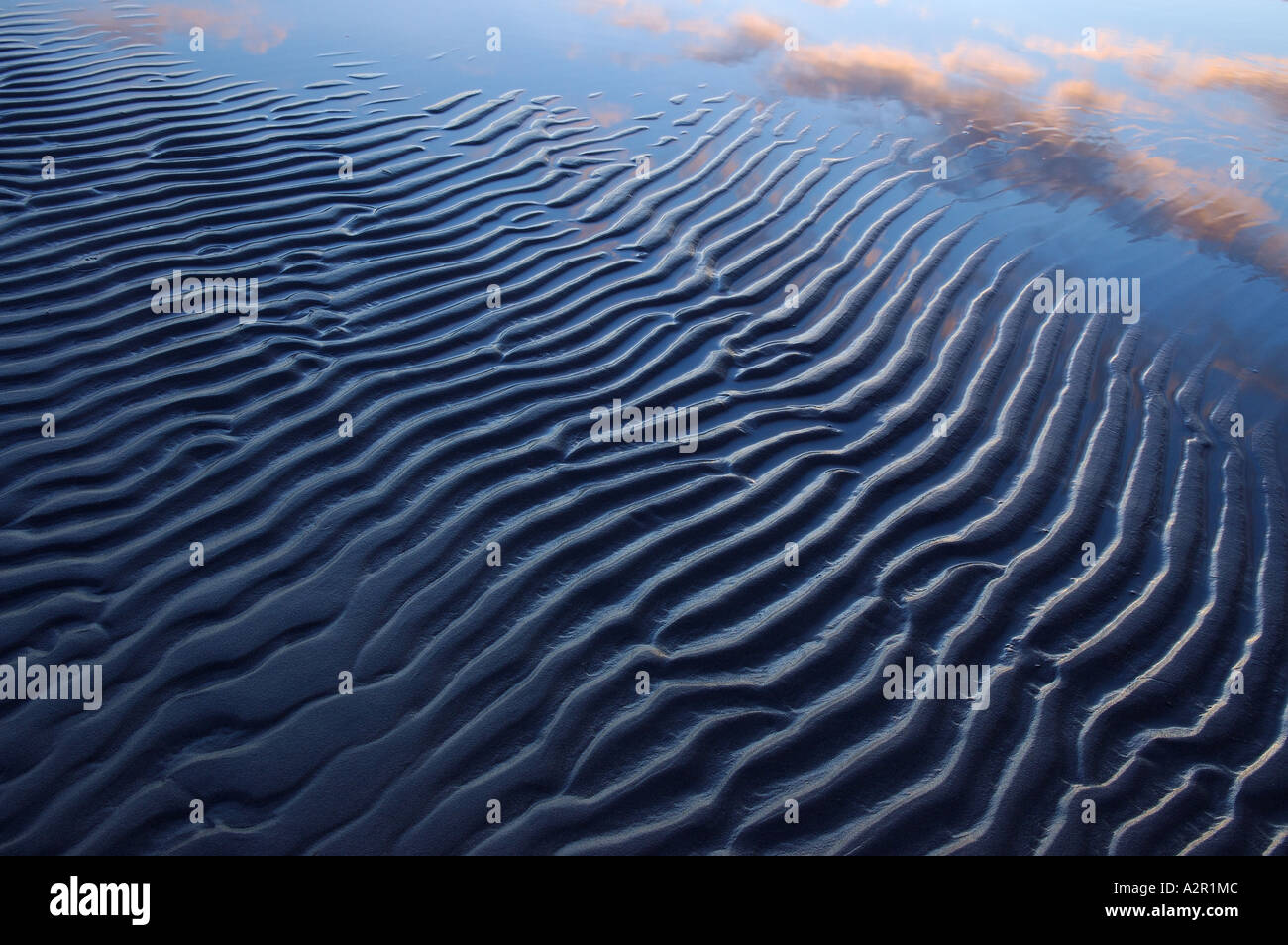 Blau Sand Wellen mit Einbruch der Dämmerung Wolken spiegelt sich im Wasser des Lake Huron Singing Sands Provincial Park Bruce Peninsula Ontario Stockfoto
