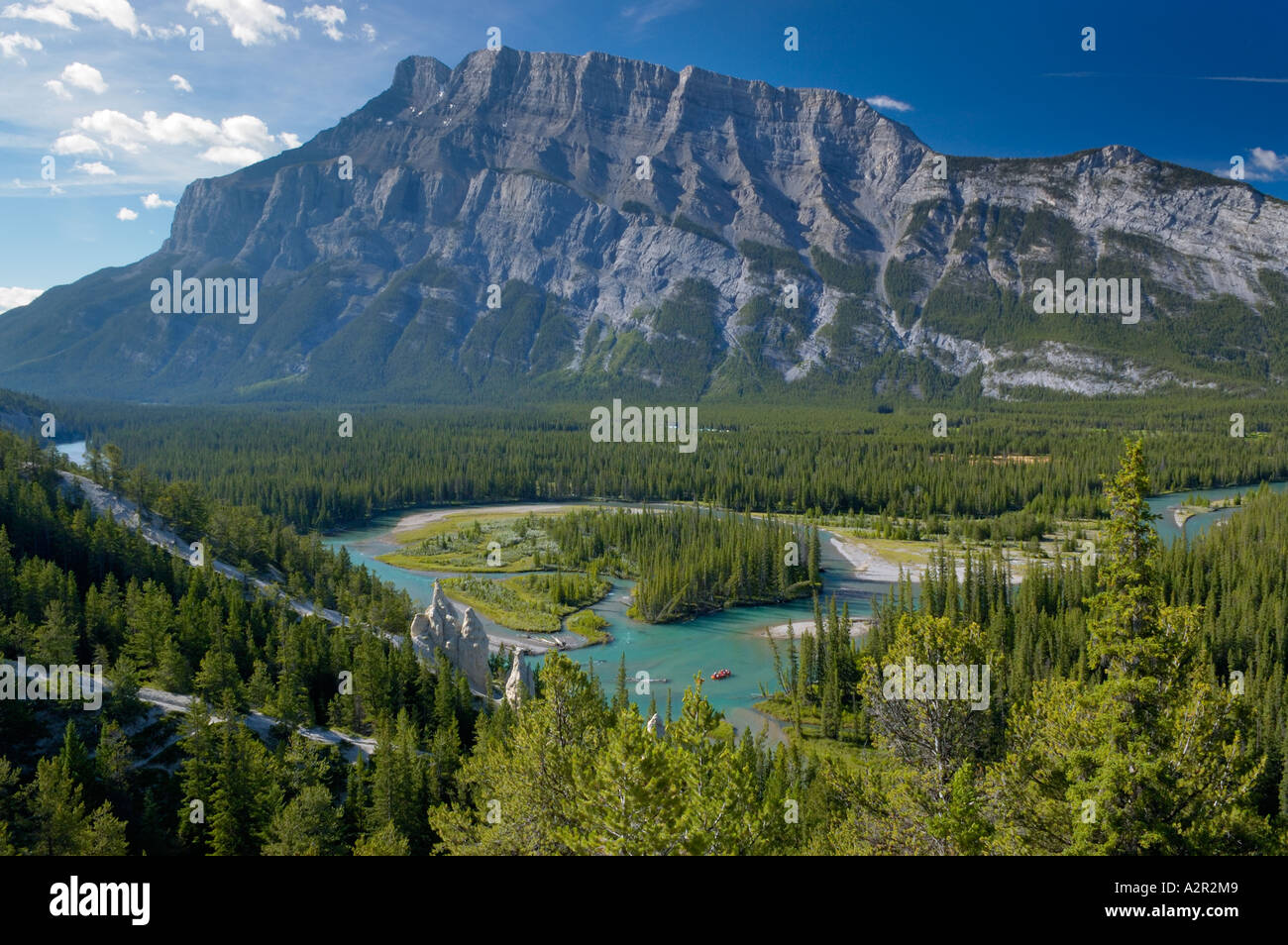 Der Bow River und Mount Rundle die Hoodoos Rocky Mountains in der Nähe von Banff, Kanada Stockfoto