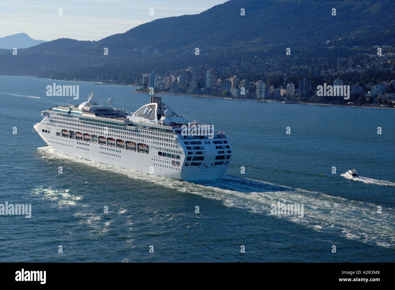Kreuzfahrtschiff Abfahrt West Vancouver British Columbia für Alaska über Pazifik Stockfoto