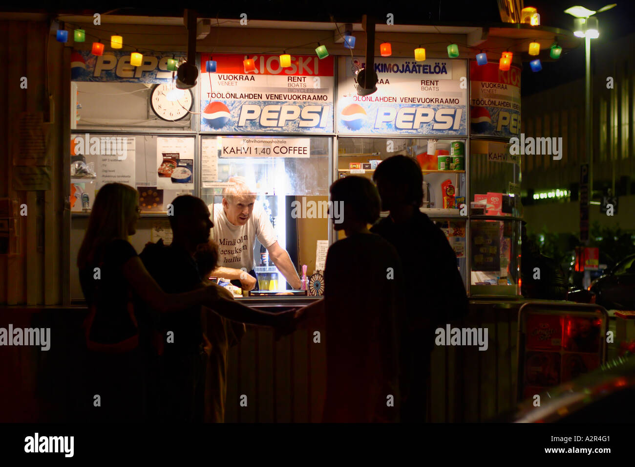 Menschen auf einen Kiosk in der Nacht vom Arts Festival, Helsinki, Finnland, EU. Stockfoto