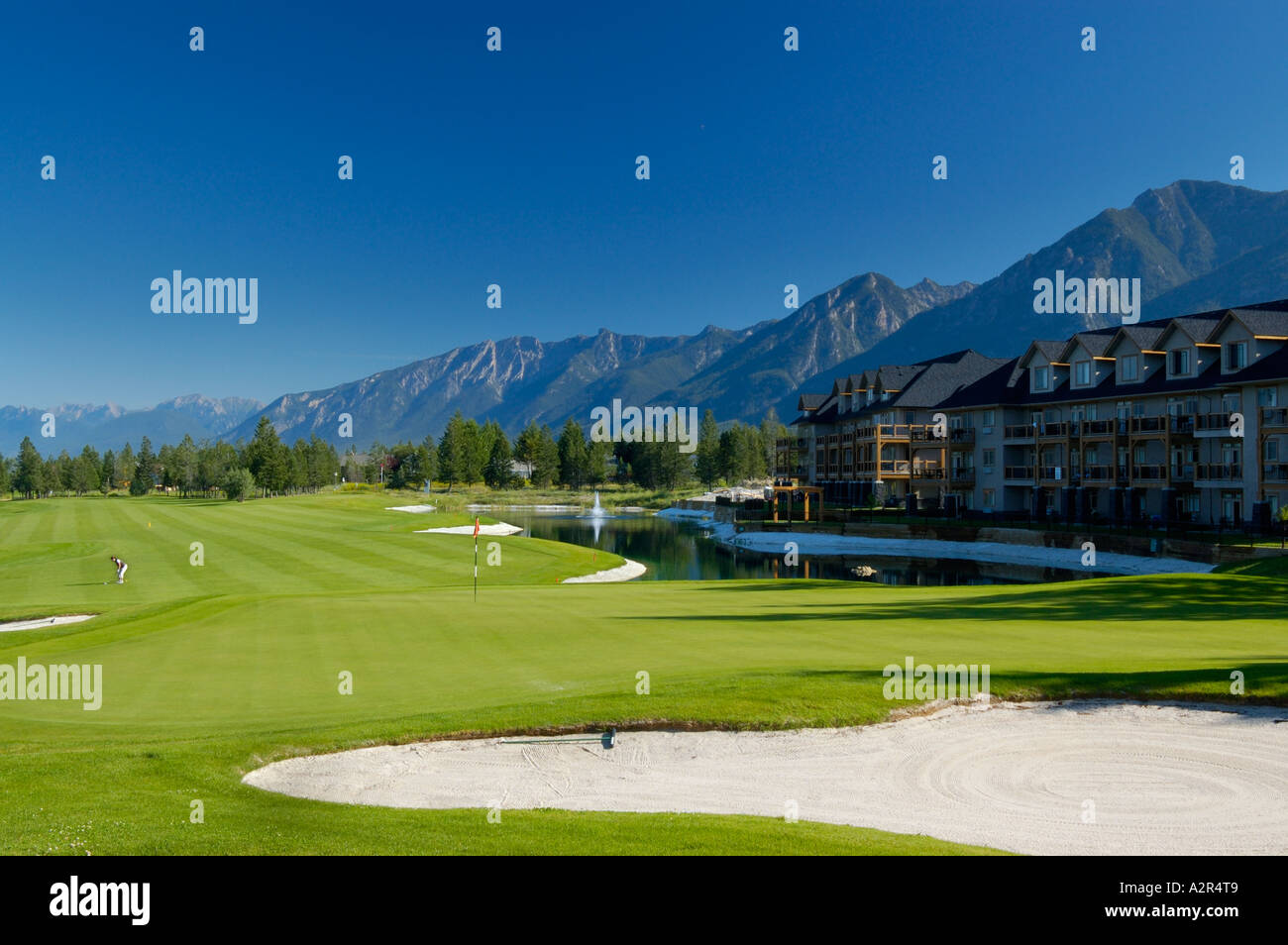 Am frühen Morgen Golfen auf Quellen im Radium Golf Resort in den Rocky Mountains in Radium Hot Springs British Columbia Kanada Stockfoto Am frühen Morgen Golfen auf Quellen im Radium Golf Resort in den Rocky Mountains in Radium Hot Springs British Columbia Kanada Stockfoto