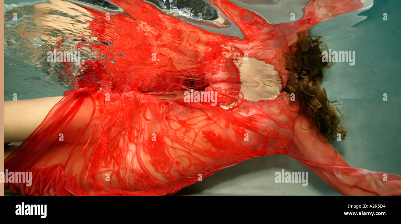 Frau im Schwimmbad unter Wasser Stockfoto