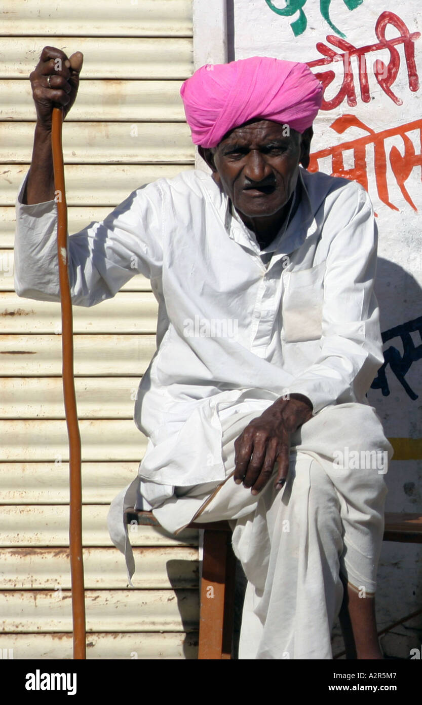 alten indischen Mann mit rosa turban Stockfoto