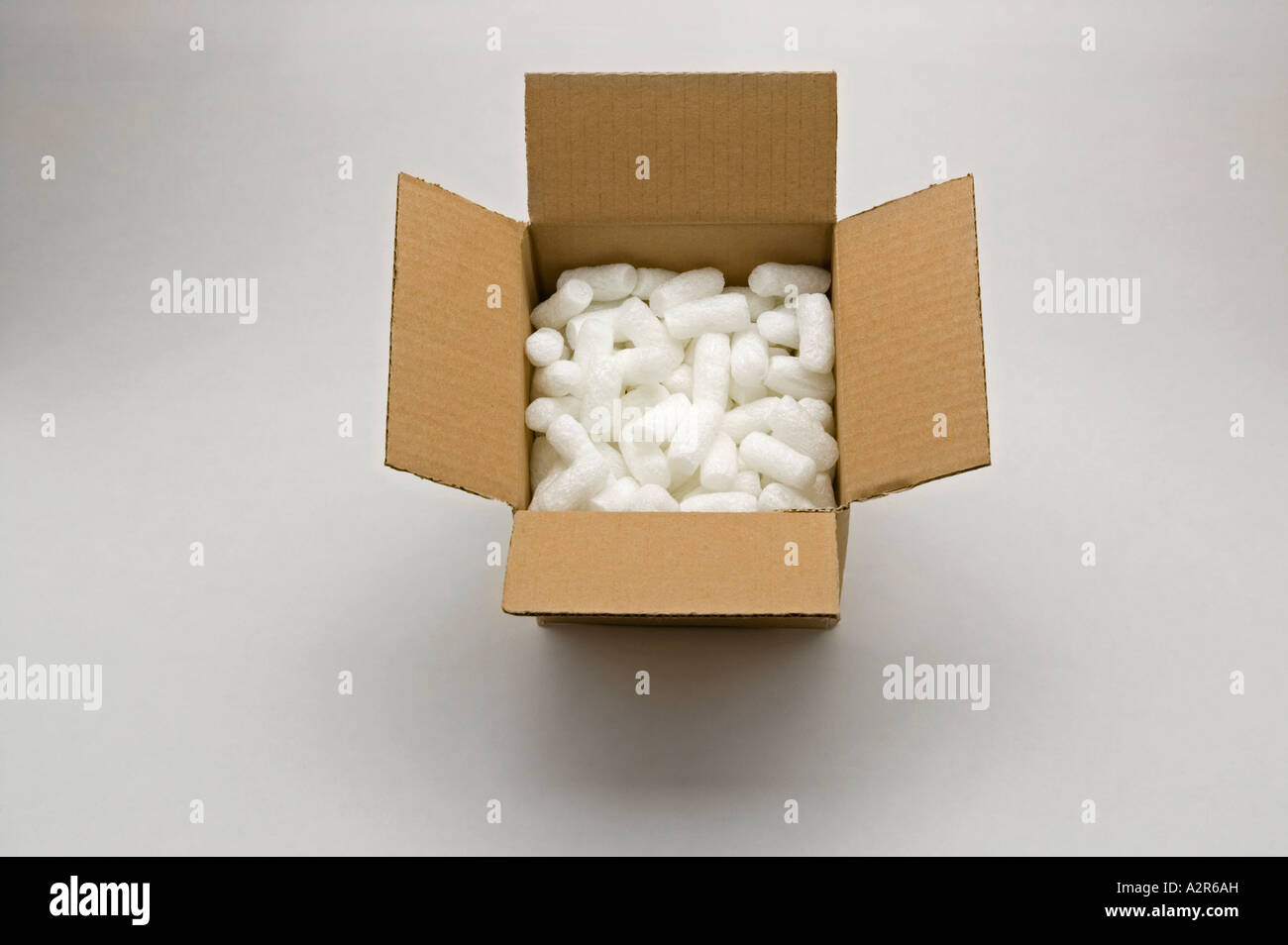 offenen Karton gefüllt mit Schaumstoff Verpackung Chips Stockfoto