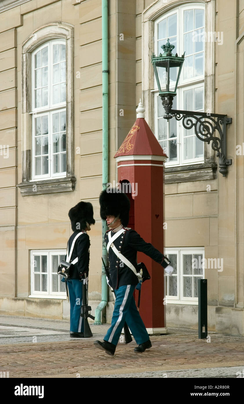 Wachwechsel der königlichen Wache Amalienborg Palast Kopenhagen Dänemark Stockfoto