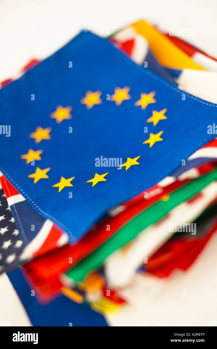 Europäischen Union Flag gelbe Sterne auf blauem Hintergrund auf Haufen von internationalen Länderflaggen Stockfoto