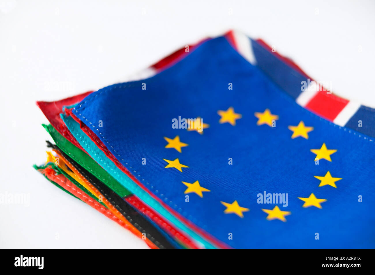 Europäische Union Fahne Europa EWG Verlegung auf Haufen von Nationalflaggen weißen Hintergrund Stockfoto