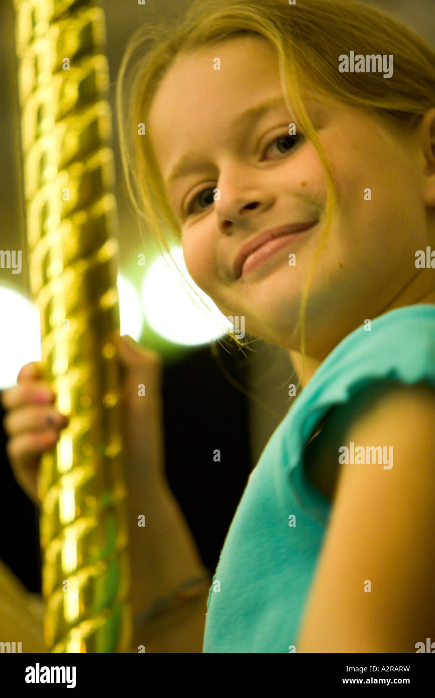 Ein zehnjähriges Mädchen reitet auf einer Merry Go Round California Vereinigte Staaten von Amerika Stockfoto