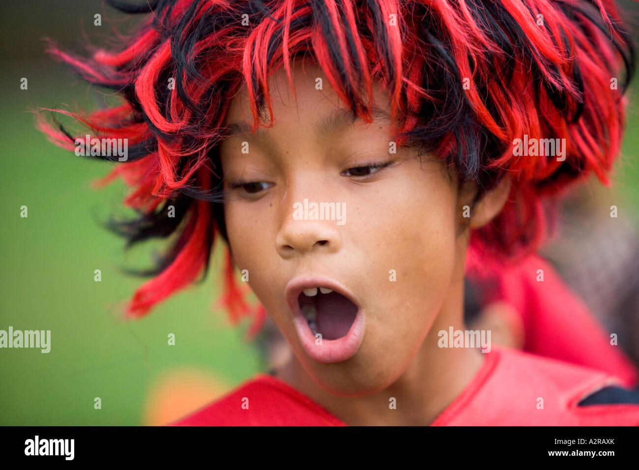 Aufgeregt Mädchen im Kostüm Halloween Parade am Farragut Grundschule Culver City Los Angeles Stockfoto