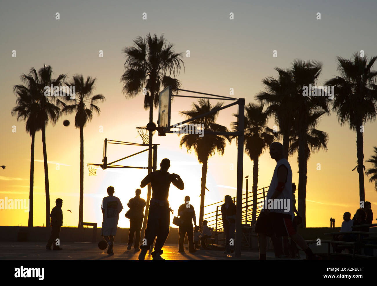 Spielen Sie Basketball auf Außenplätzen Venice Beach Los Angeles Los Angeles County California Vereinigten Staaten von Amerika Stockfoto