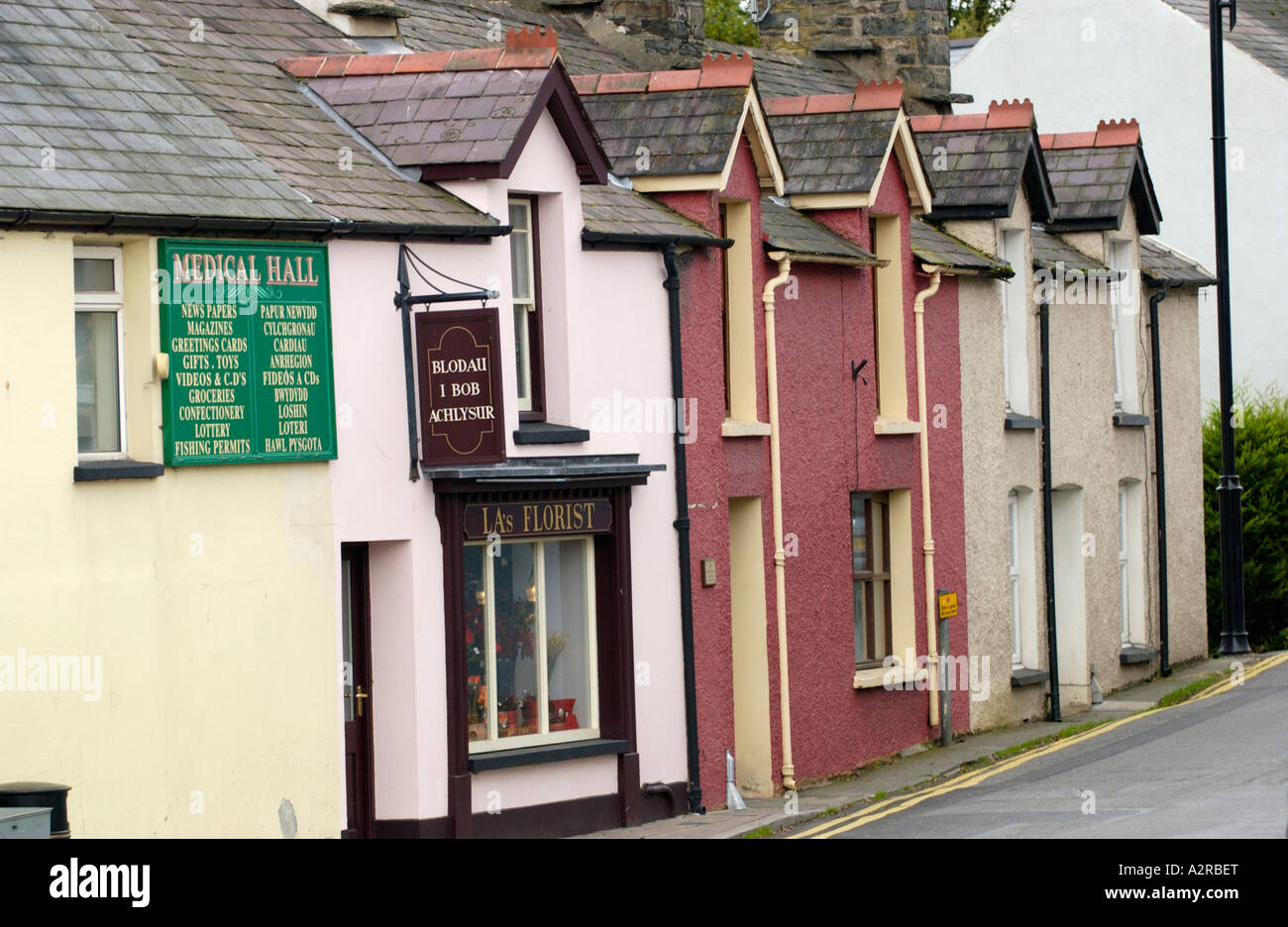 Geschäfte und terrassenförmig angelegten Bungalows in der ländlichen walisischen Sprache sprechen Dorf von Tregaron Ceredigion West Wales UK Stockfoto