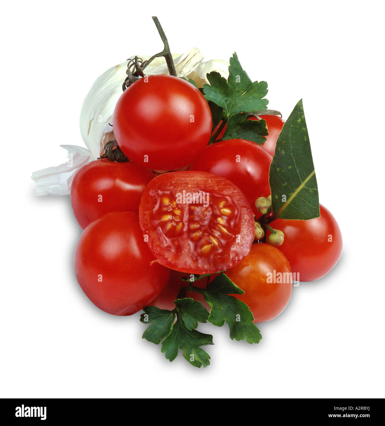 Cherry-Tomaten mit Petersilie, Lorbeerblatt und Knoblauchzehen Stockfoto
