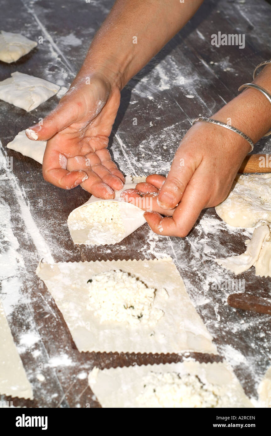Traditioneller Käse Kuchen, genannt "Kaltsounia" oder "Kalitsounia" Stockfoto