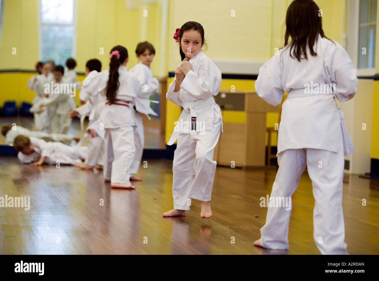 Eine Karate-Klasse in einer Grundschule in Wolverhampton UK. Die Klasse ist Teil des Curriculums Stockfoto