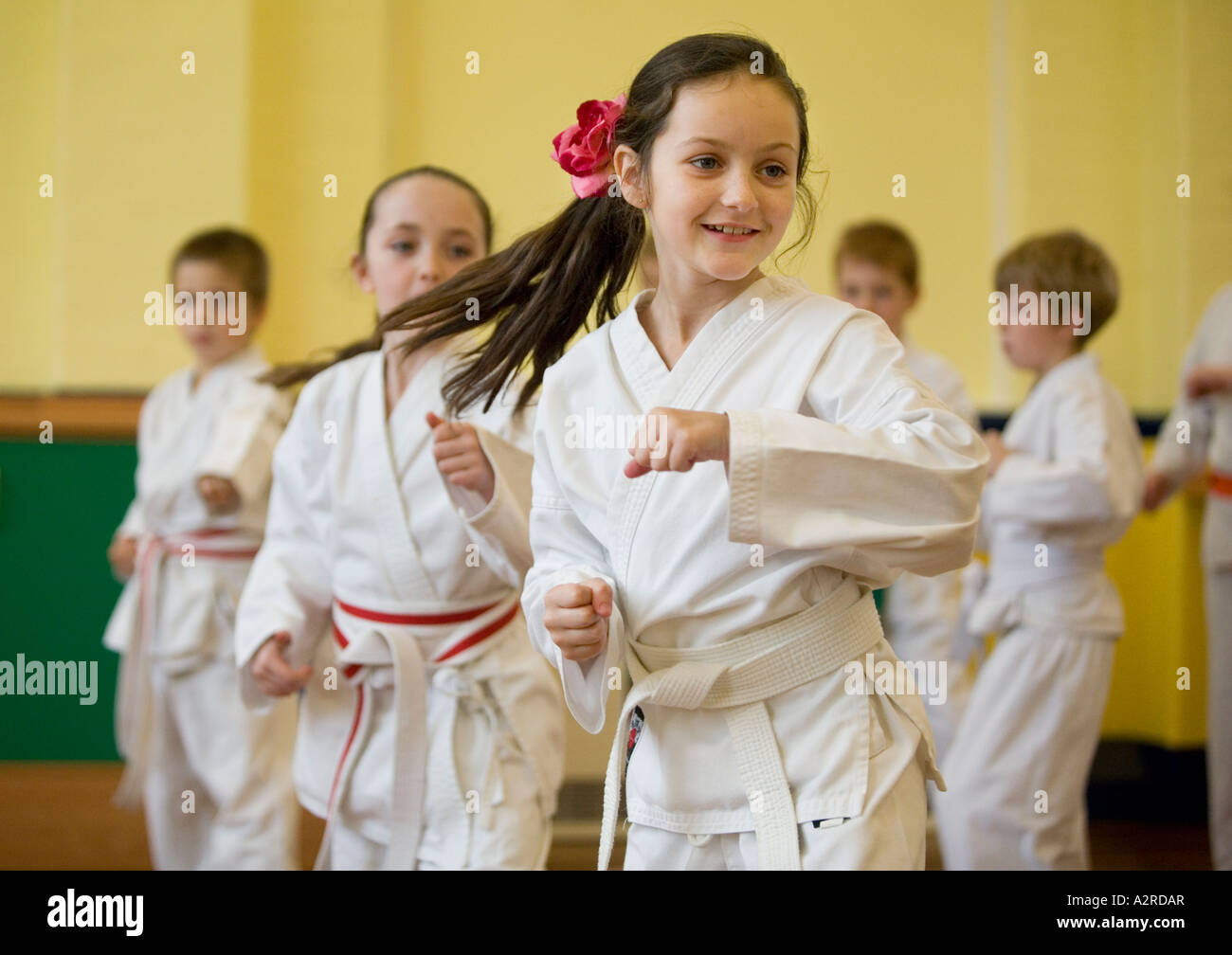 Eine Karate-Klasse in einer Grundschule in Wolverhampton UK der Klasse ist Teil des Curriculums Stockfoto