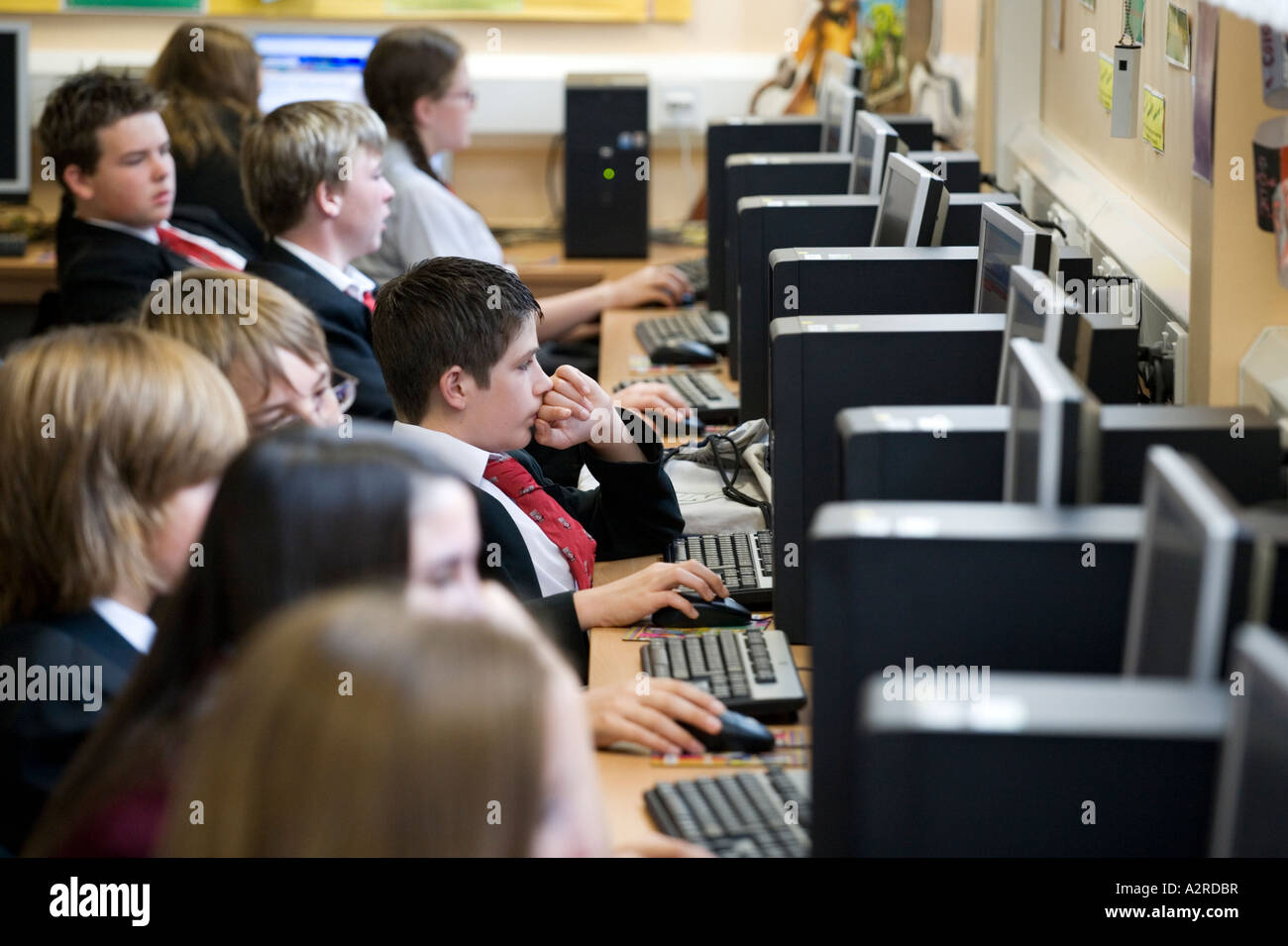Schülerinnen und Schüler an einem Gymnasium in Worcestershire UK mit Computern in einem Klassenzimmer Stockfoto