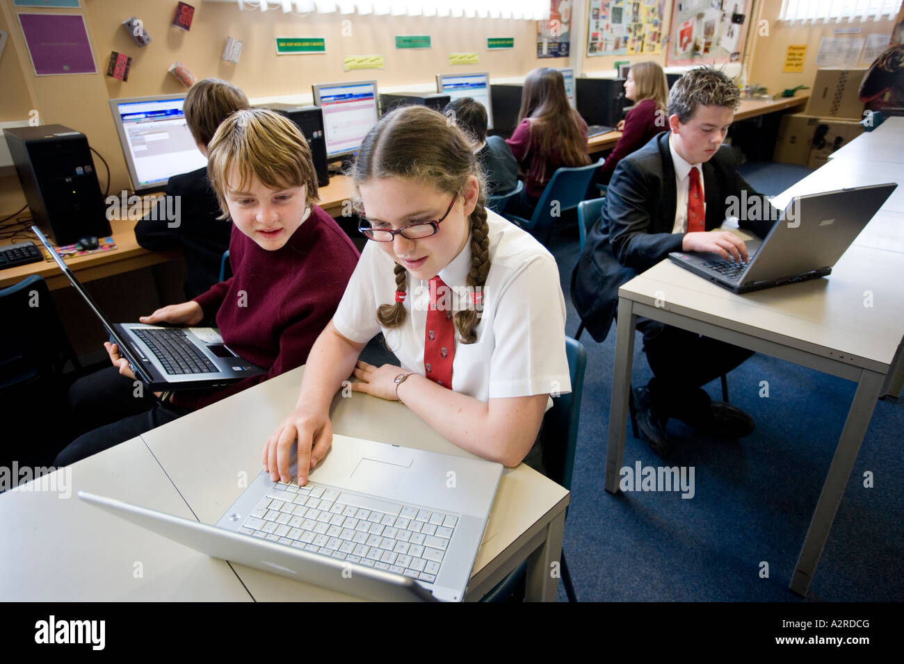 Sekundarschüler Verwendung von Computern in einem Klassenzimmer in Worcestershire UK Stockfoto