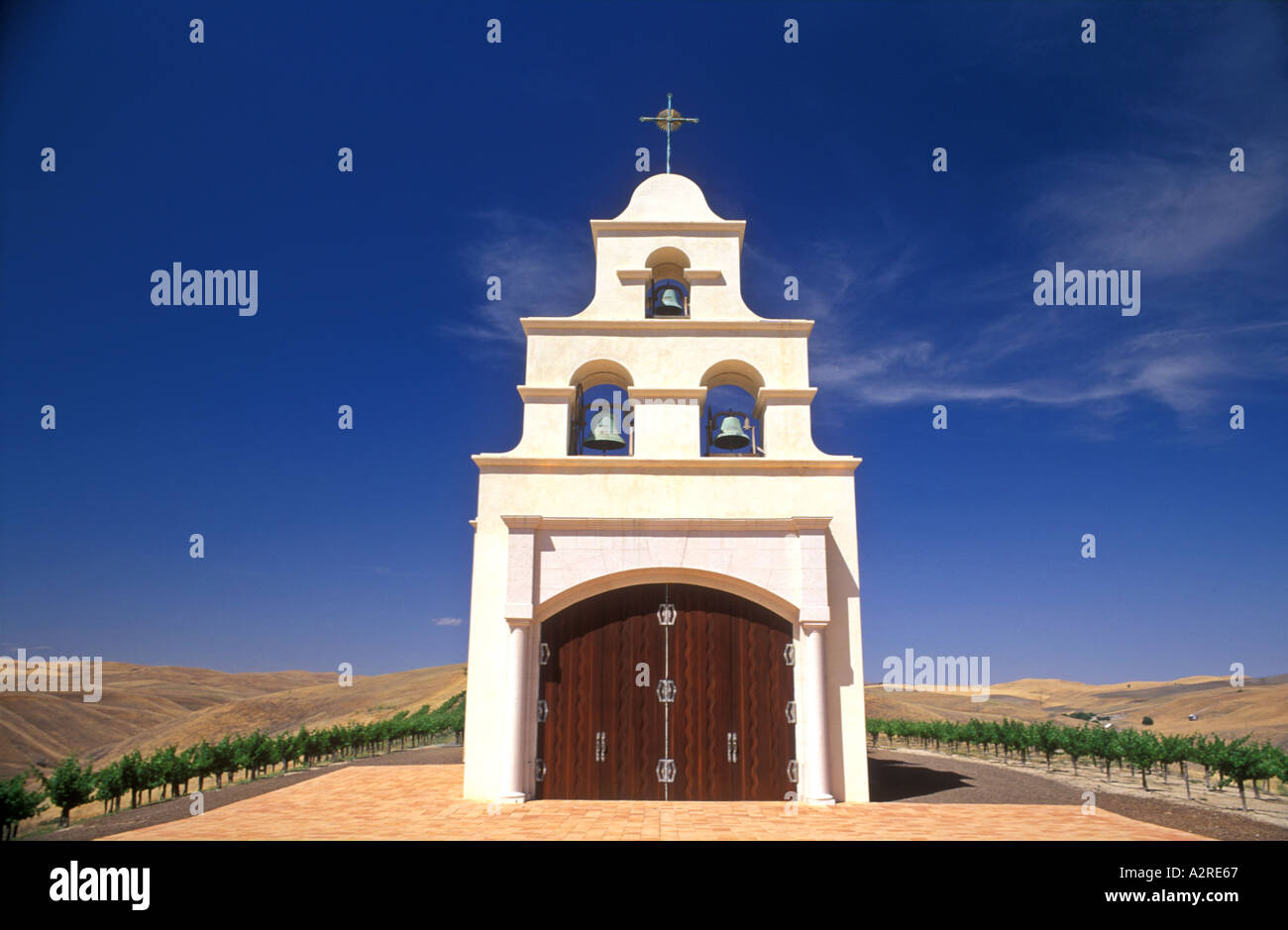USA, Kalifornien, Paso Robles, Kirche im spanischen Missionsstil auf einem Hügel mit Weinberg Stockfoto