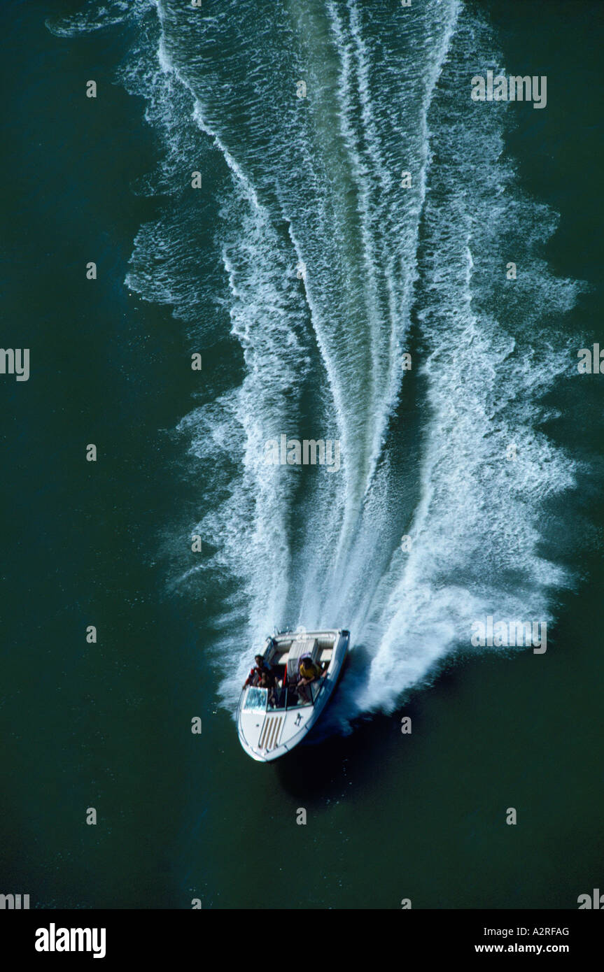 Luftaufnahme von Schnellboot / Motorboot und Gefolge Stockfoto
