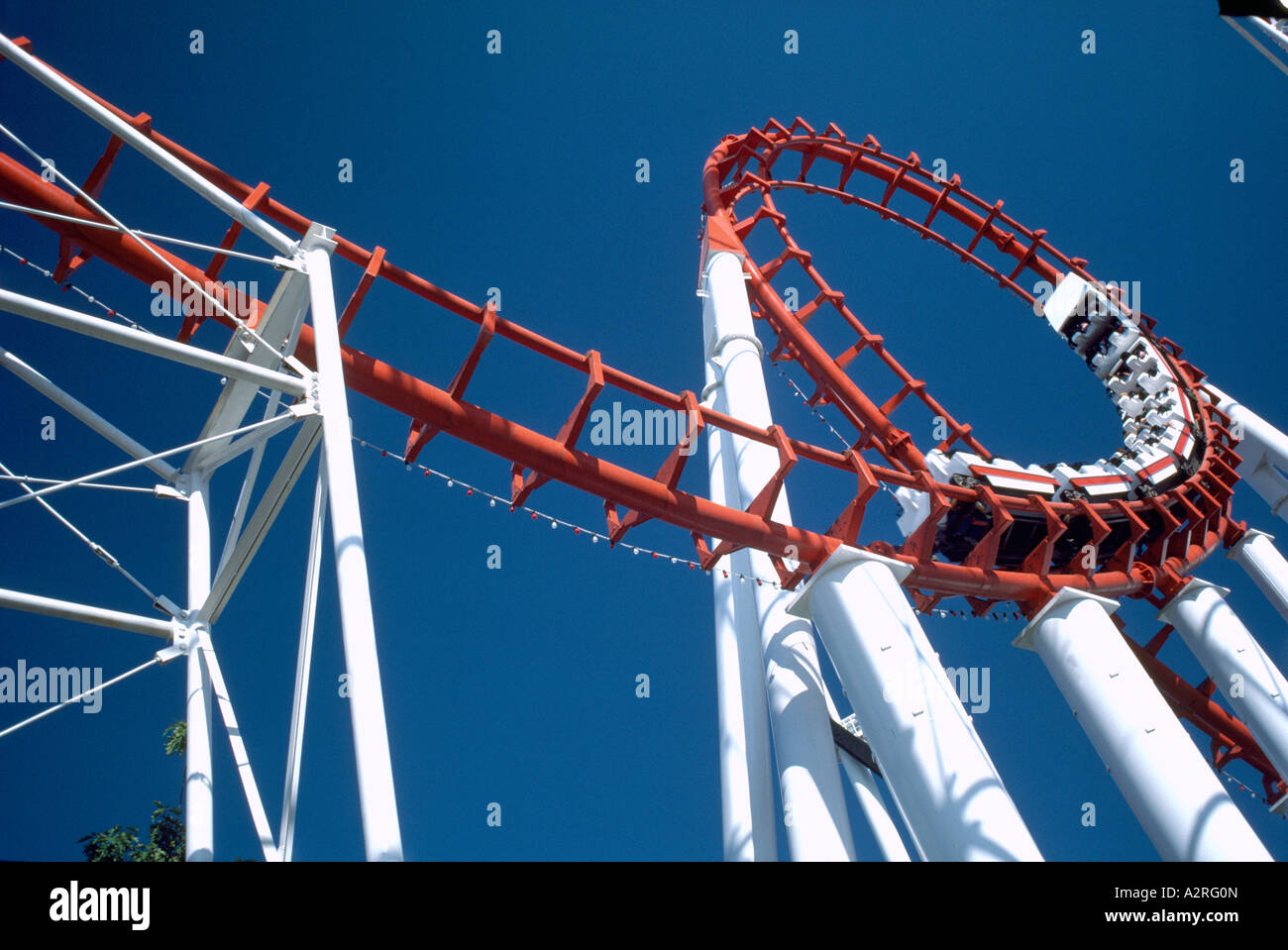 Achterbahn / Rollercoaster namens "Scream Machine", Leute Reiten Vergnügungspark Thrill Ride Stockfoto