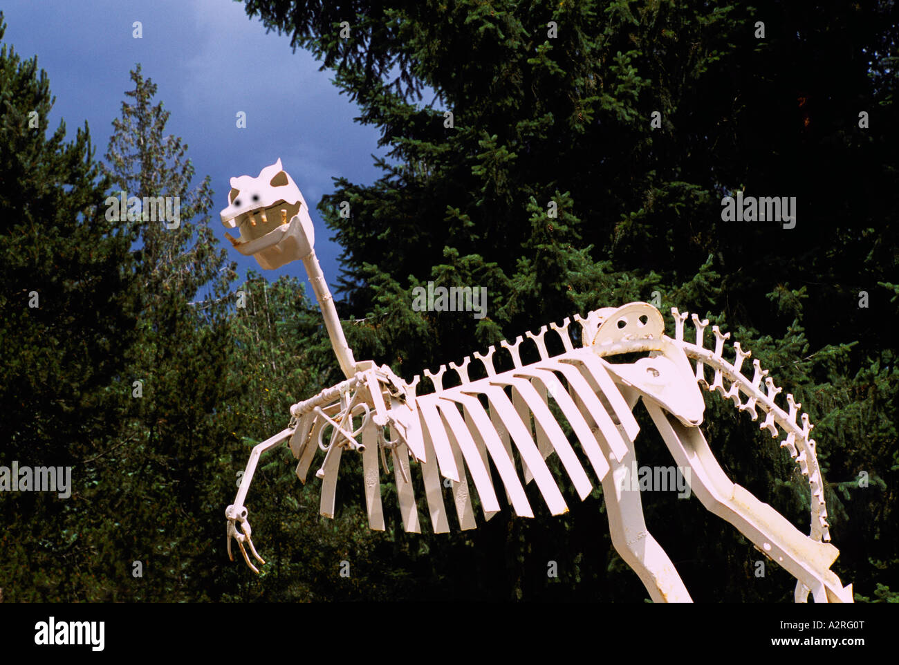 Recycling von Metallteilen in Dinosaurier Skelett Volkskunst Skulptur, Vancouver Island, BC, Britisch-Kolumbien, Kanada, Recycling Objekte Stockfoto