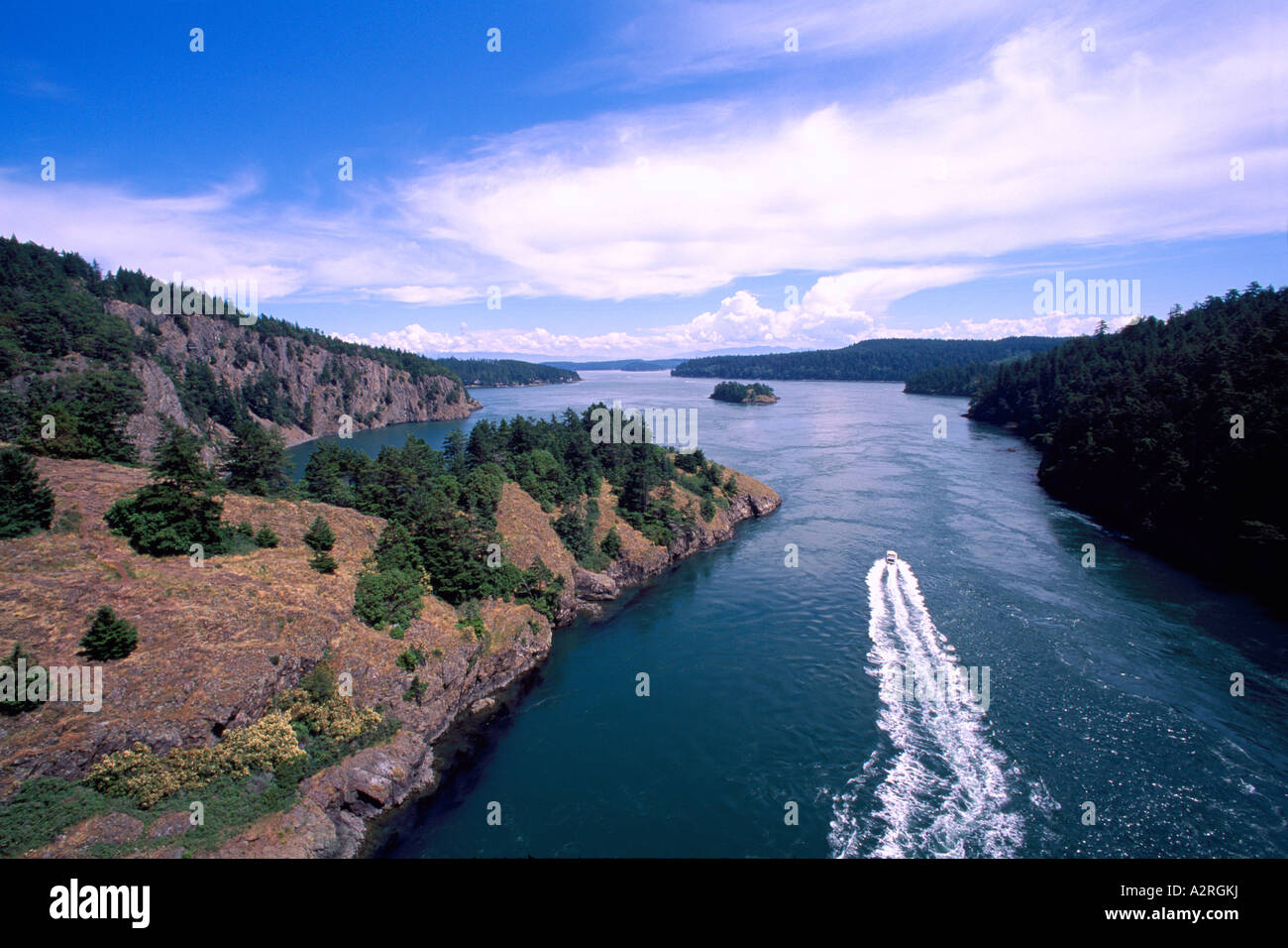 Whidbey Island, Washington State, USA - Motorboot verlassen morgens hinter Deception Pass und State Park Stockfoto