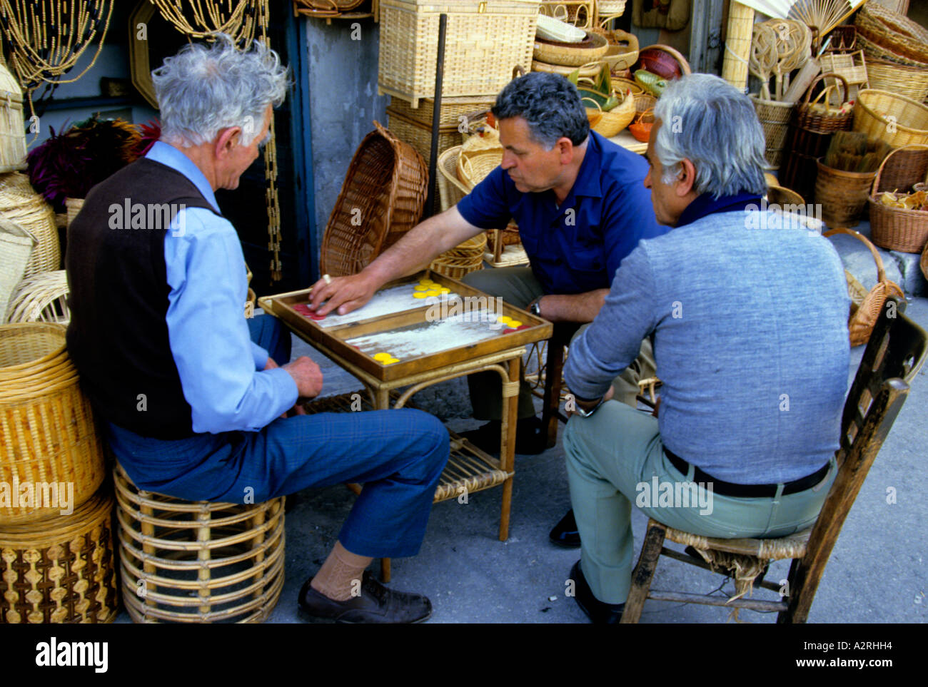 Alte Männer spielen Athen Plaka Pflaster Bar Pub Cafe Restaurant Griechenland Stockfoto