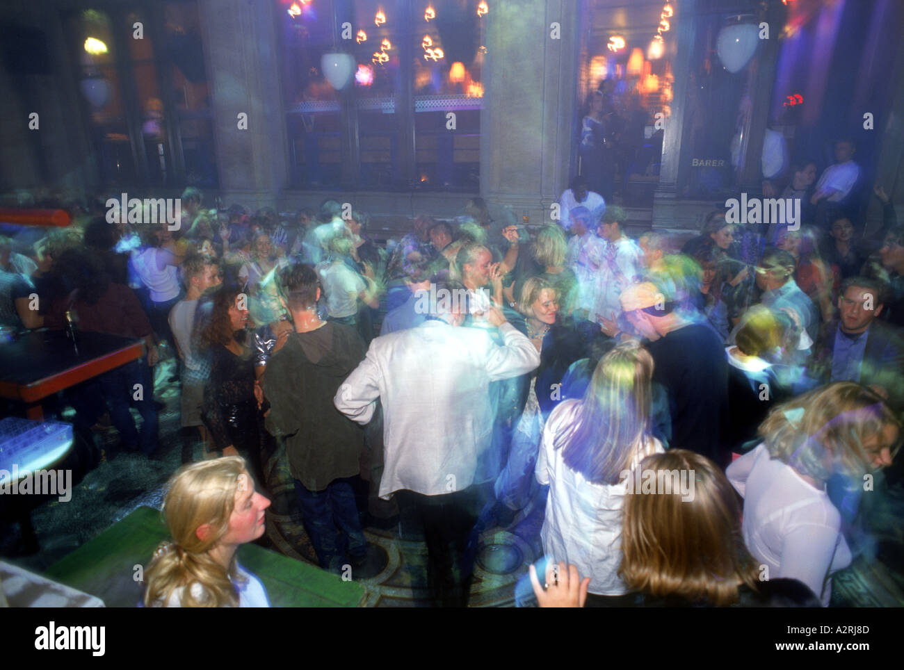 Tanzfläche mit Blitzleuchten und Musik in Stockholm Nachtclub verpackt Stockfoto