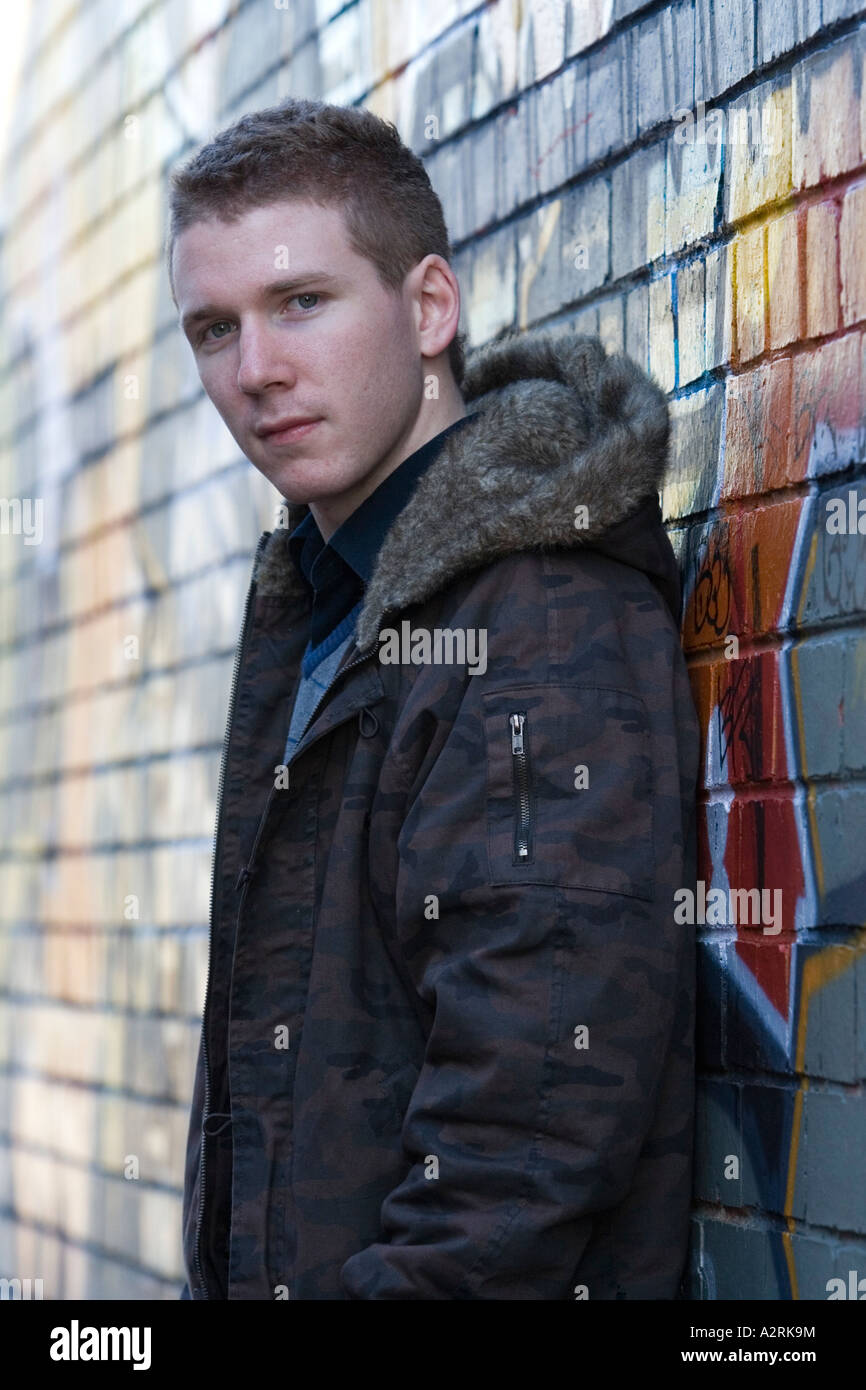 junge Teenager Teenager rebellischen männlichen Jugendlichen Graffiti Ziegel Wand-melbourne Stockfoto