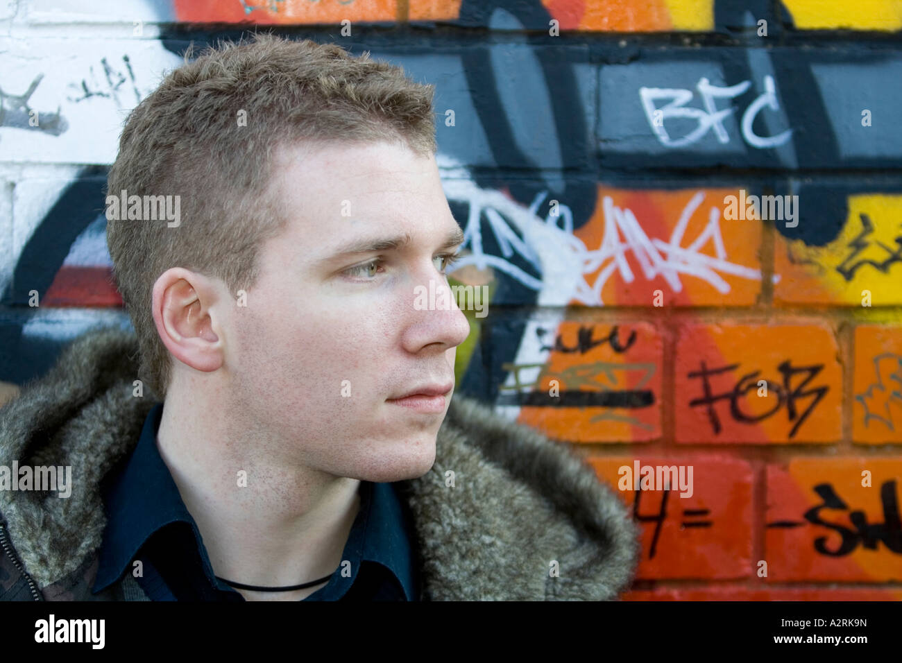 junge Teenager Teenager rebellischen männlichen Jugendlichen Graffiti Ziegel Wand-melbourne Stockfoto