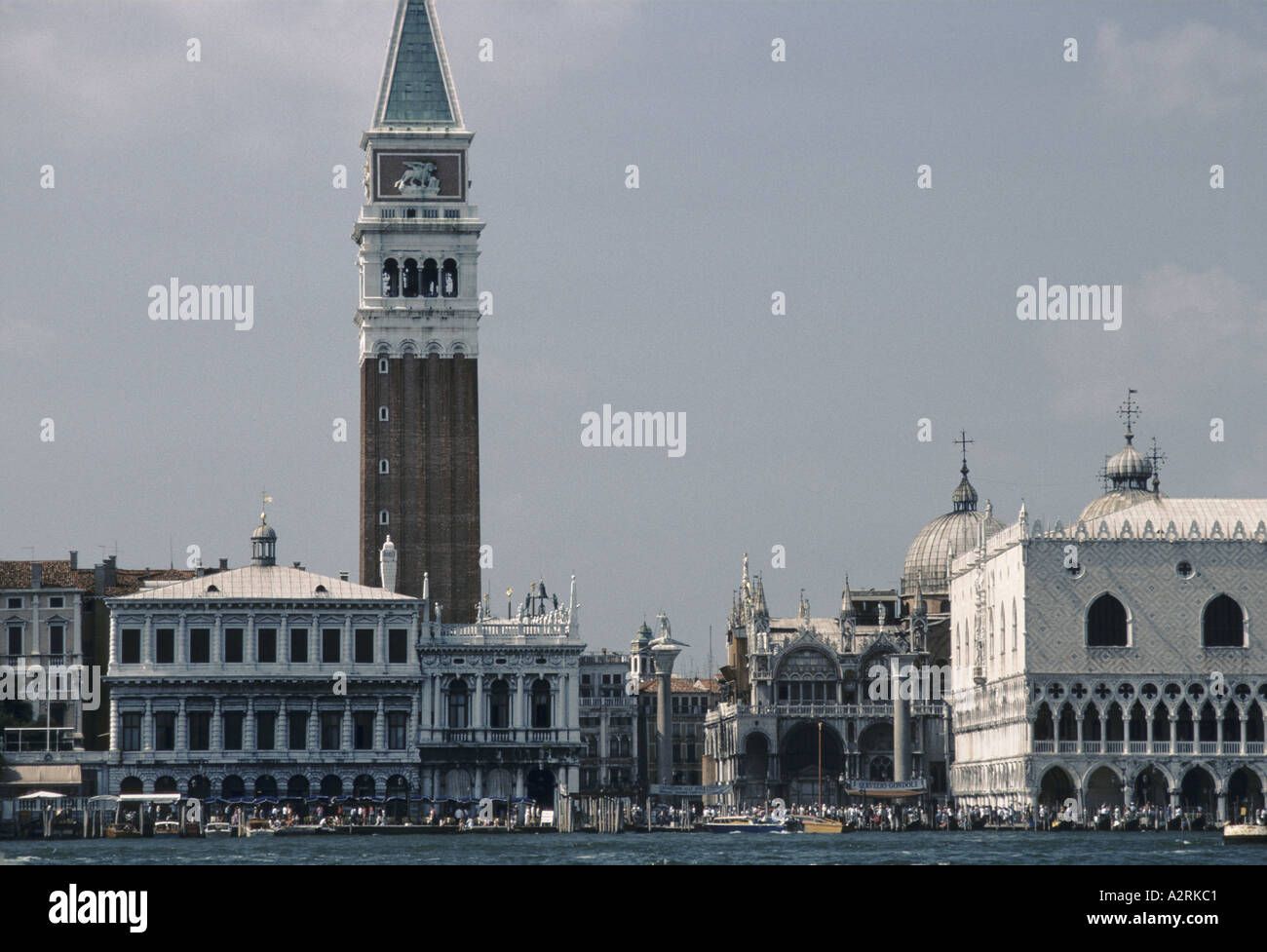 die historischen Gebäude von Venedig und die Glocke Turm am Markusplatz vom Canal grande aus gesehen Stockfoto