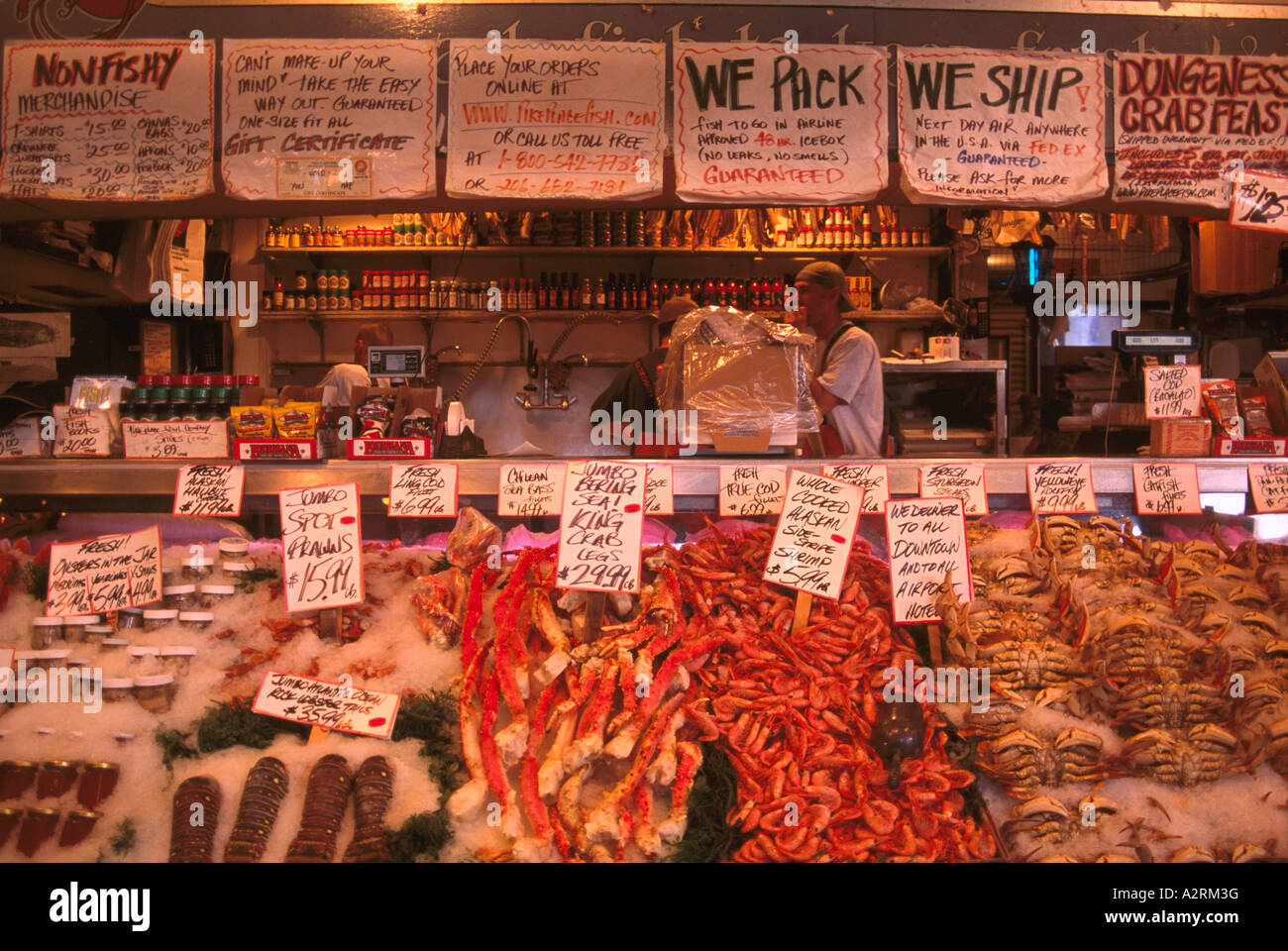 Pike Place Market, Seattle, Washington State, USA - frischen Fisch und Meeresfrüchte für den Verkauf auf Eis am lokalen Fischhändler Stockfoto
