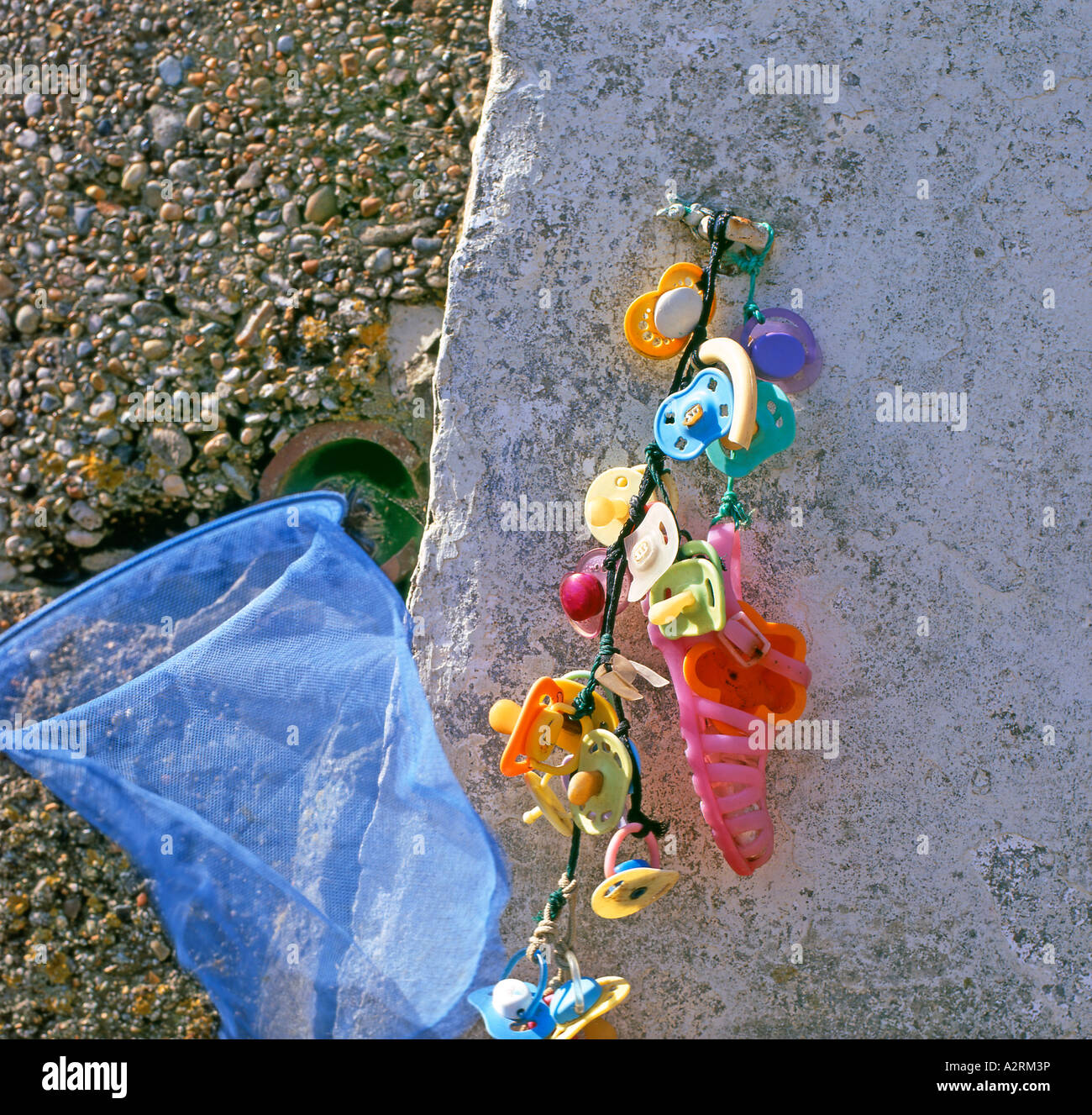 Am Meer-Skulptur mit Dummys Sandale und blauen Netto Dorset Stockfoto