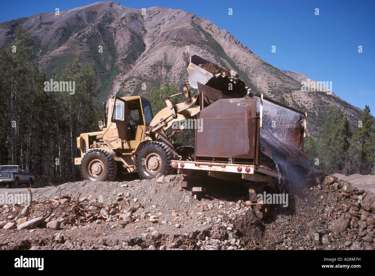 Placer Gold Mining mit einem Front End Loader & Schleuse Box in der Nähe von Watson Lake, Yukon Territory Kanada - Small Scale Mining Betrieb Stockfoto